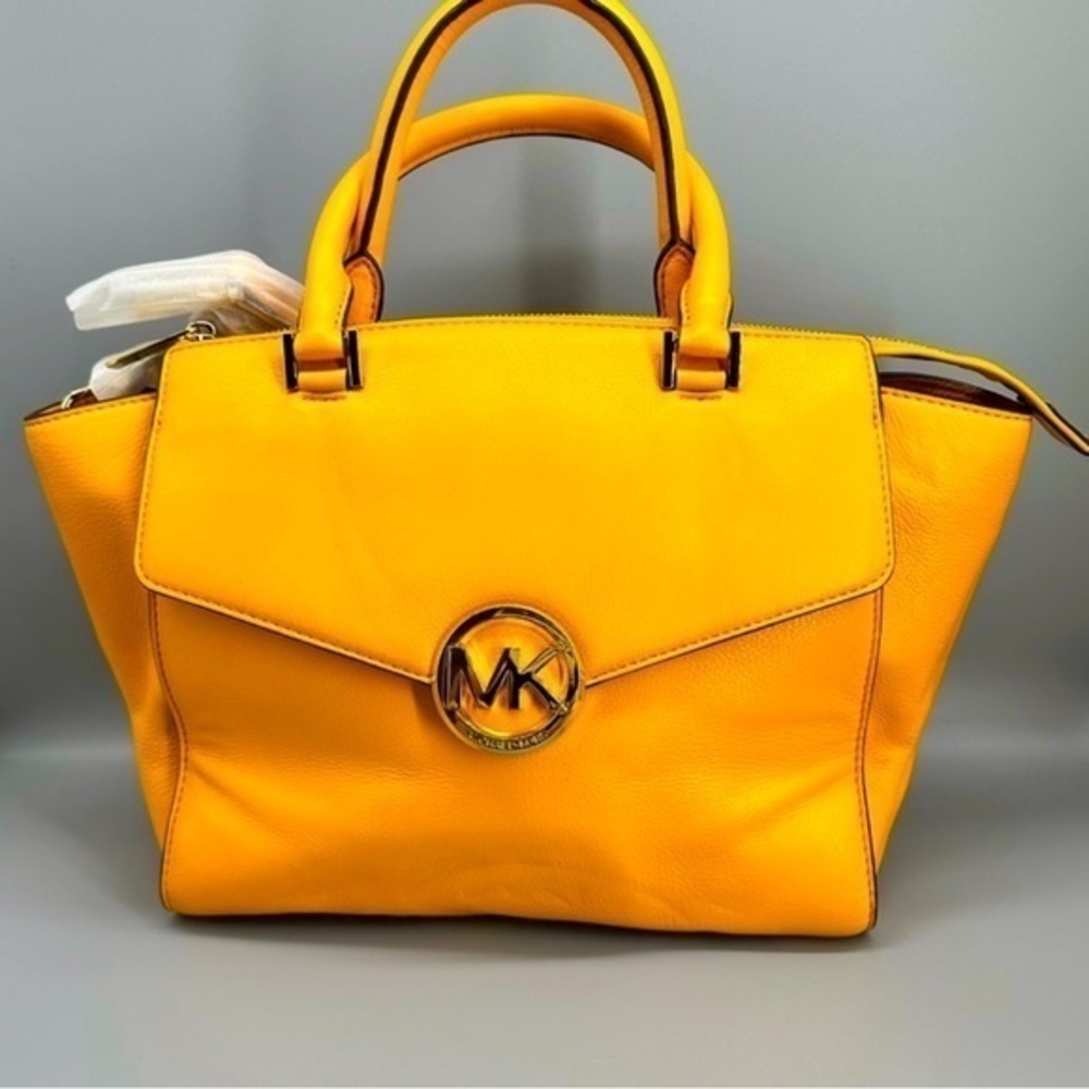 NWT Michael Kors Jet Set Travel Medium Crossbody Convertible Tote in Yellow